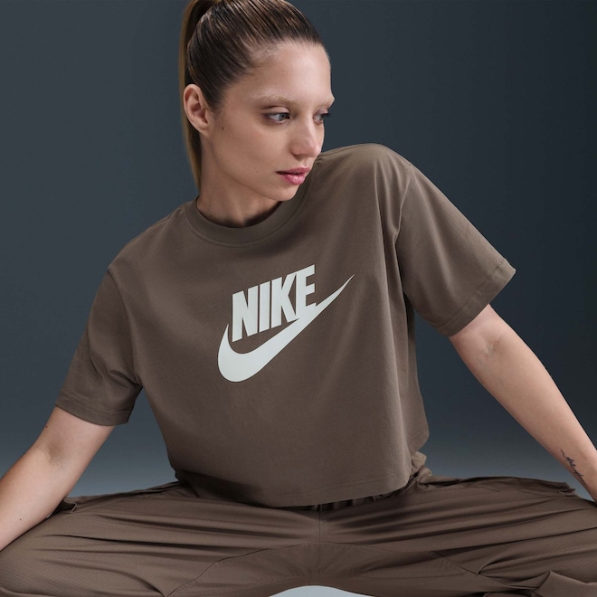 Camiseta Nike Sportswear Essential Feminina - Foto 1