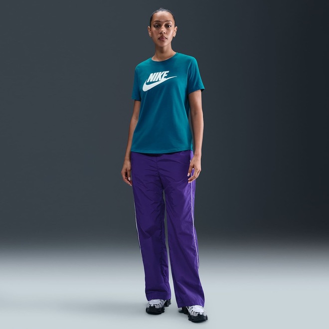 Camiseta Nike Sportswear Essentials Feminina - Foto 1