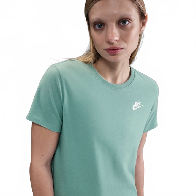 Camiseta Nike Sportswear Club Essentials Feminina - Foto 1