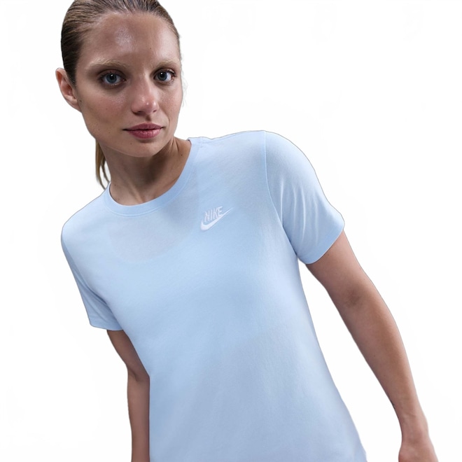 Camiseta Nike Sportswear Club Essentials Feminina - Foto 1