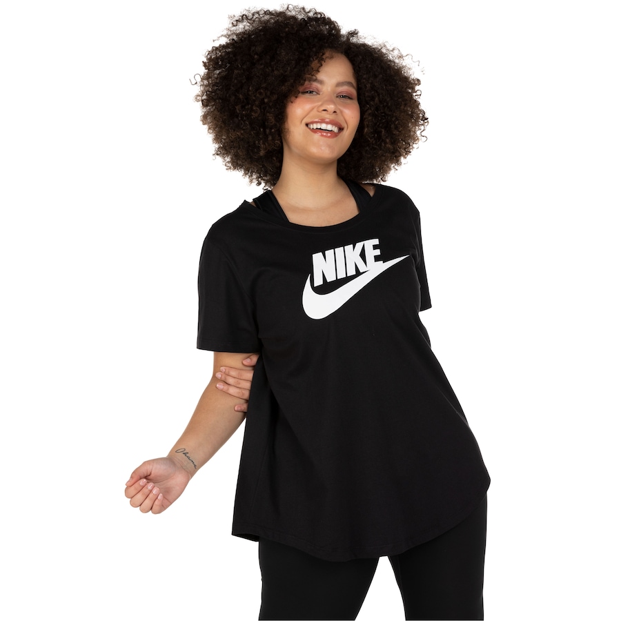 Camiseta Nike Sportswear Essential Plus - Feminina
