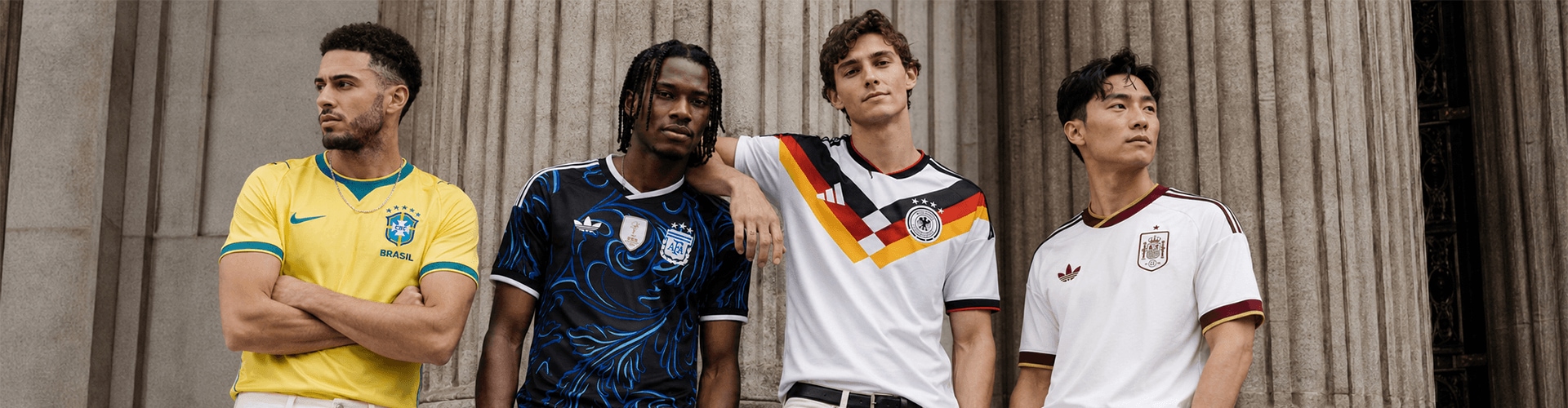 Camisas oficiais de seleções de futebol.