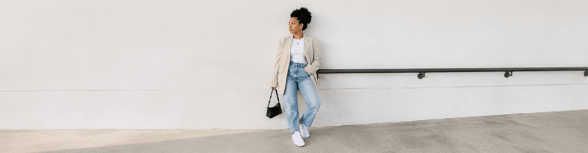 Como combinar tênis feminino com vestido, saia e look de trabalho sem perder elegância. 
