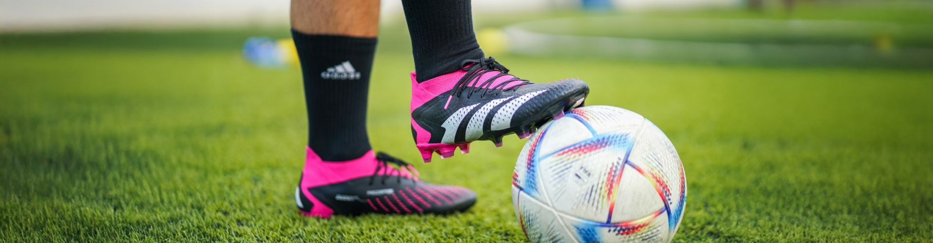Domine o Campo com a Chuteira adidas Predator: Precisão e Controle para Jogadores de Elite