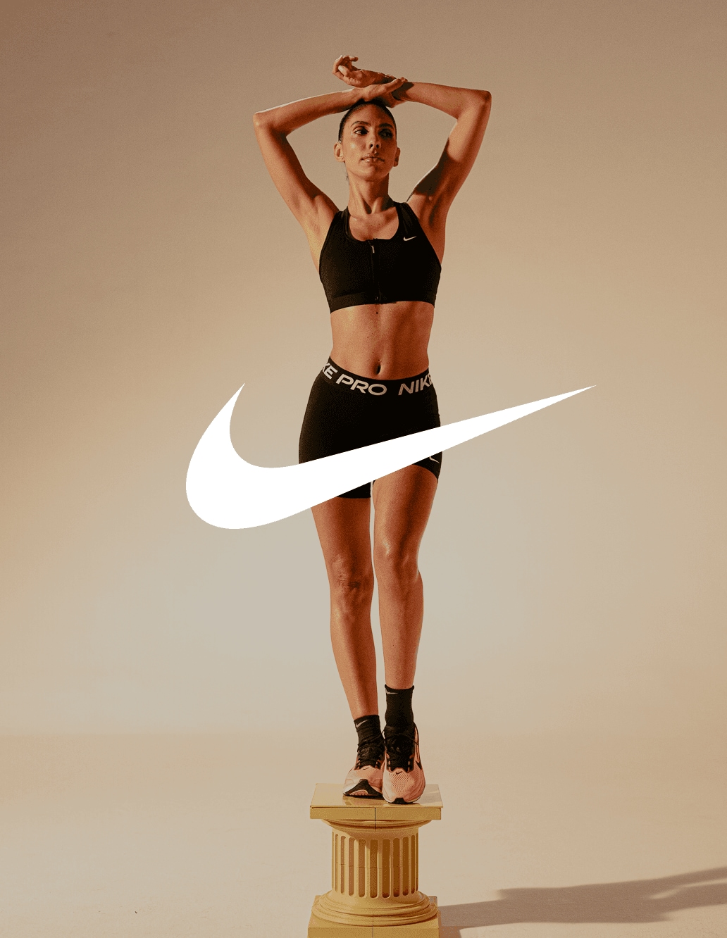 imagem de uma mulher vestindo nike