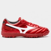 Imagem de chuteira com travas FG da Mizuno